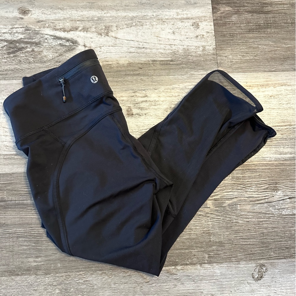 Lulu lemon black size 8 cropped leggings